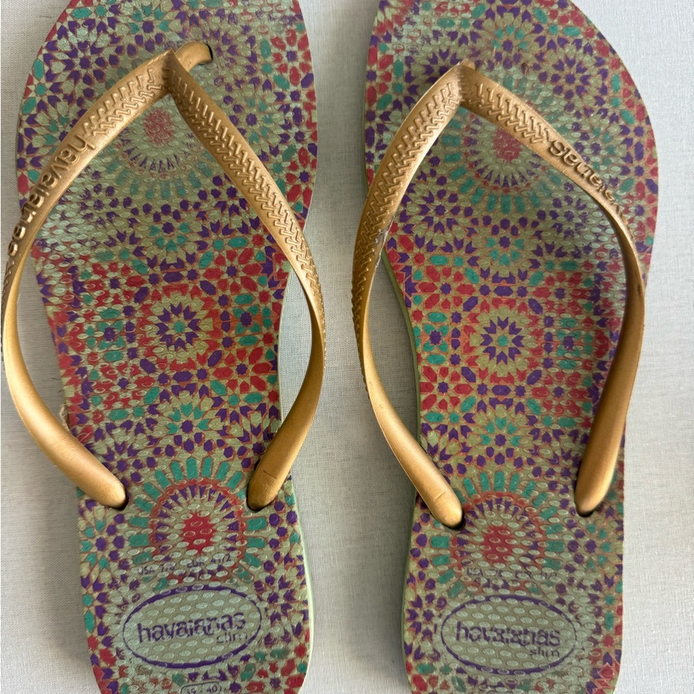 Havaianas Women's Multicolor Pattern Sandals with Gold Straps